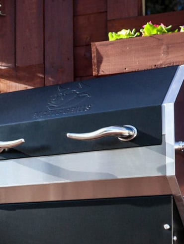 image of Recteq 590 medium sized pellet grill showing chromed stainless steel bull horn handles